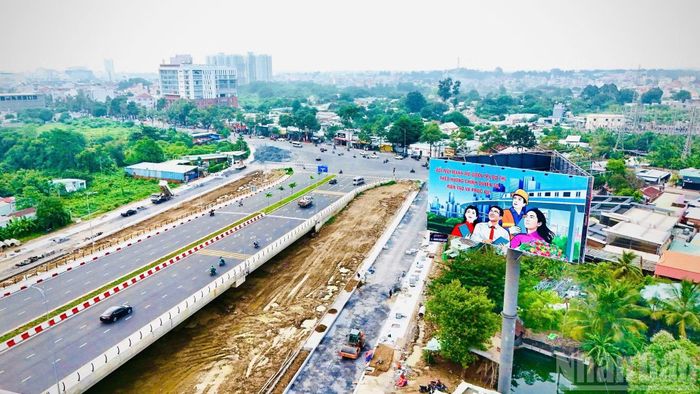 Khu vực giữa cầu Thống Nhất và đường ven sông Cái đang được thi công đẩy nhanh tiến độ.