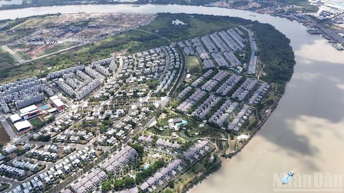 Các khu đô thị sinh thái ven sông Đồng Nai hiện đại, hài hòa với cảnh quan thiên nhiên, góp phần phát triển du lịch bền vững.