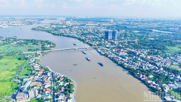 Với chiều dài hơn 586km tính từ đầu nguồn, đoạn qua thành phố Đồng Nai dài 234,3km, sông Đồng Nai là trái tim của hệ sinh thái với nhiều giá trị to lớn. Theo các nhà nghiên cứu, ít có địa phương nào có sông dài, địa hình bằng phẳng, mặt sông rộng và dòng chảy hiền hòa như sông Đồng Nai đoạn qua địa bàn thành phố.