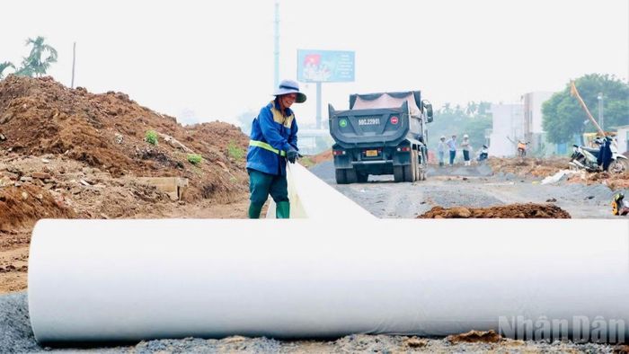 Công nhân thi công xử lý nền đất yếu dự án đường ven sông Cái qua địa bàn phường Trấn Biên.