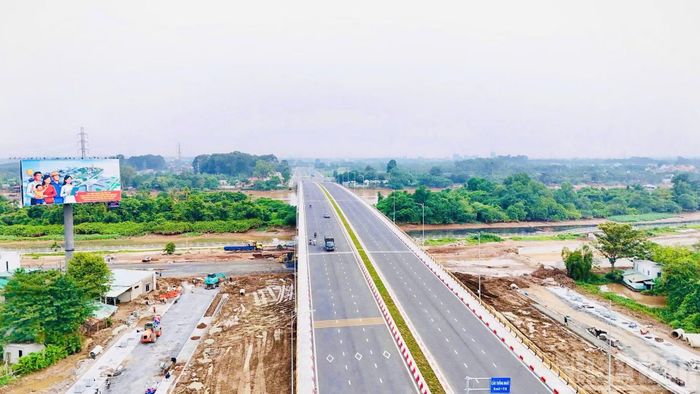 Dự án đường ven sông Cái (một nhánh của sông Đồng Nai) là một trong những công trình trọng điểm của thành phố Đồng Nai. Sau khi hoàn thành công tác giải phóng mặt bằng, hiện nay các đơn vị liên quan đang đẩy nhanh tiến độ thi công.