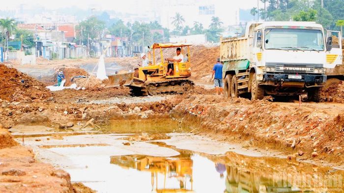 Chủ đầu tư, các nhà thầu đang nỗ lực khắc phục khó khăn do mùa mưa, tổ chức thi công phù hợp, phấn đấu sớm hoàn thành công trình.