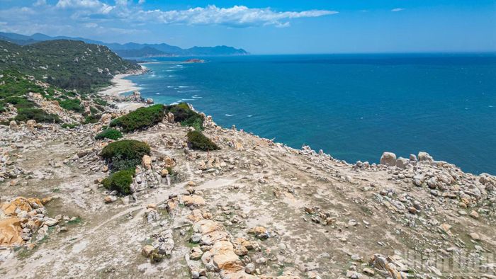 Công viên đá Núi Chúa nằm cách trung tâm thành phố Phan Rang-Tháp Chàm (cũ) khoảng 30km về hướng bắc.