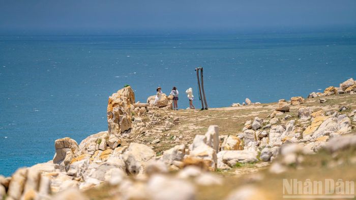 Sở hữu tầm nhìn panorama không giới hạn ra đại dương, Công viên đá đang dần trở thành tọa độ check-in và ngắm cảnh lý tưởng, thu hút nhiều du khách trẻ đam mê xê dịch.