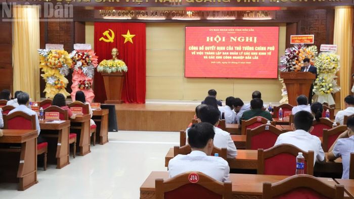 Trưởng Ban Quản lý các khu kinh tế và các khu công nghiệp Đắk Lắk phát biểu nhận nhiệm vụ. (Ảnh: Công Lý)