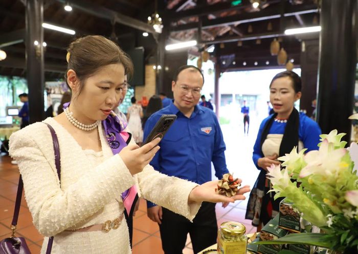 Đồng chí Cảnh Chí Quân (ở giữa) và các đại biểu tham quan khu vực giới thiệu sản phẩm từ các dự án. (Ảnh: Trung ương Đoàn cung cấp)