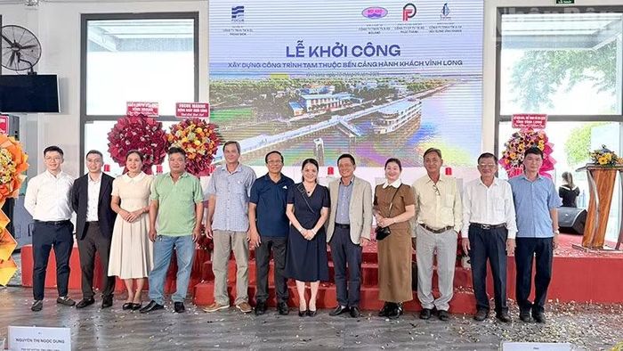 Đại biểu dự lễ khởi công chụp ảnh lưu niệm. (Ảnh: BÁ DŨNG)