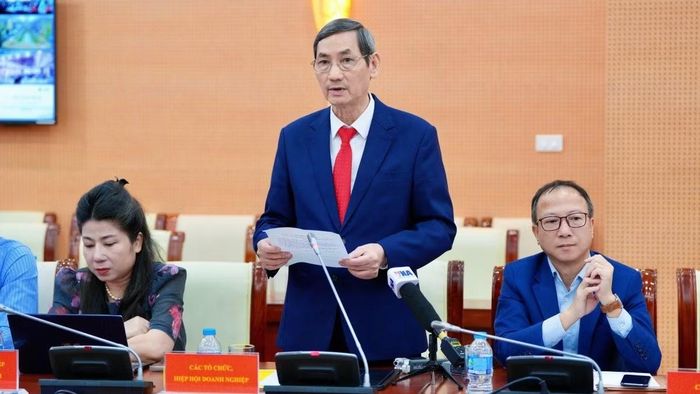 Ông Đỗ Văn Vẻ, Chủ tịch Hiệp hội Doanh nghiệp tỉnh Hưng Yên phát biểu tại hội nghị. (Ảnh: ĐỨC KHANH)