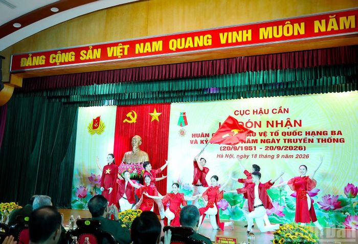 Tiết mục văn nghệ chào mừng lễ đón nhận Huân chương Bảo vệ Tổ quốc hạng Ba và 75 năm Ngày truyền thống Cục Hậu cần. (Ảnh: QUỲNH HƯƠNG)