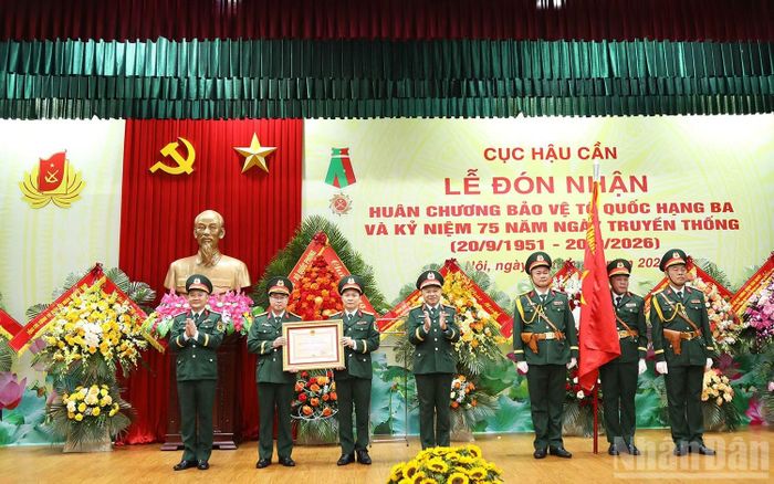 Thừa ủy quyền Chủ tịch nước, Thượng tướng Lê Quang Minh trao Huân chương Bảo vệ Tổ quốc hạng Ba tặng Cục Hậu cần. (Ảnh: QUỲNH HƯƠNG)