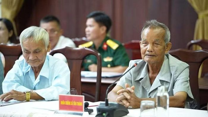 Các nhân chứng cung cấp thông tin về vị trí nghi chôn liệt sĩ. (Ảnh: CTV)