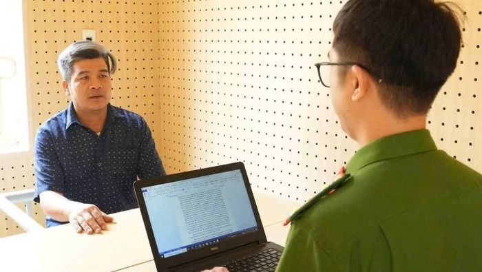 Đối tượng Nguyễn Khắc Hồng tại cơ quan công an. (Ảnh: Công an cung cấp)
