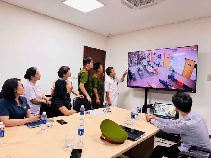 Công an và Bệnh viện kiểm tra camera ghi lại sự việc. (Ảnh: Công an cung cấp)