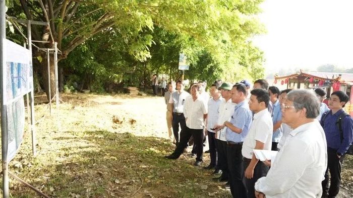 Lãnh đạo thành phố Huế kiểm tra, cho ý kiến xử lý những việc còn tồn đọng tại các dự án trọng điểm. (Ảnh: N. Hiếu)
