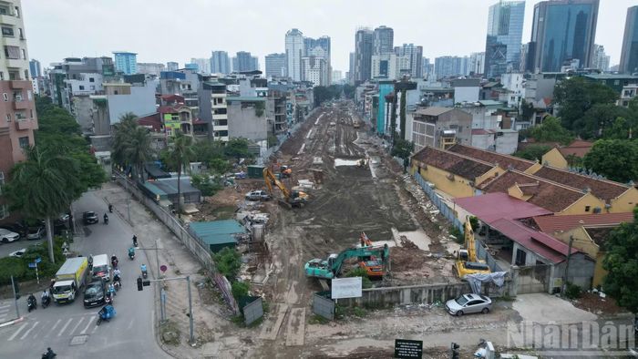 Đoạn Vành đai 2,5 qua khu vực Trung Kính, gần chùa Trung Kính Hạ, đang được các đơn vị tập trung thi công, từng bước hoàn thiện tuyến đường và các hạng mục hạ tầng kỹ thuật.