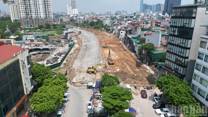 Các phương tiện, máy móc hoạt động liên tục trên công trường để đẩy nhanh tiến độ.