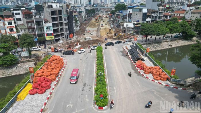 Đoạn Vành đai 2,5 qua phố Vũ Tông Phan đang được các nhà thầu tập trung thi công, hoàn thiện nền đường và hệ thống hạ tầng kỹ thuật, hướng tới mục tiêu thông xe kỹ thuật dịp 10/10.