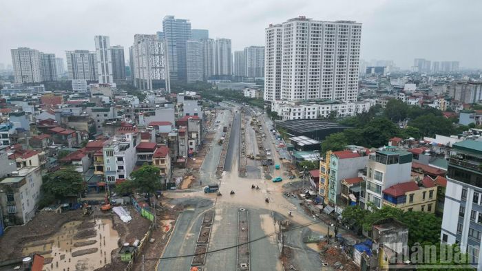 Đoạn Vành đai 2,5 qua khu vực Xuân Đỉnh đang được thảm lớp bê tông nhựa, từng bước hoàn thiện mặt đường.