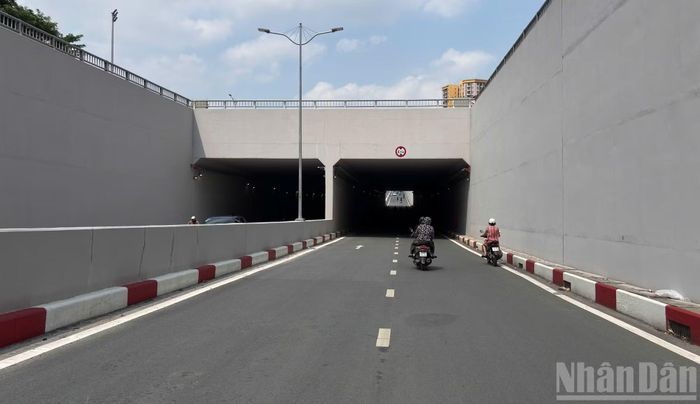 Trước yêu cầu về tiến độ, lãnh đạo thành phố đề nghị các đơn vị huy động tối đa nhân lực, máy móc, thiết bị, duy trì thi công “3 ca, 4 kíp”, tập trung xử lý các hạng mục nằm trên đường găng.