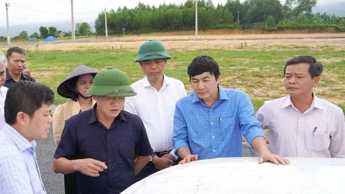 Lãnh đạo tỉnh Quảng Trị và các ngành của tỉnh kiểm tra dự án tái định cư tại 2 thôn Thuận Tiến và Xuân Canh, xã Đồng Lê. (Ảnh: HG)
