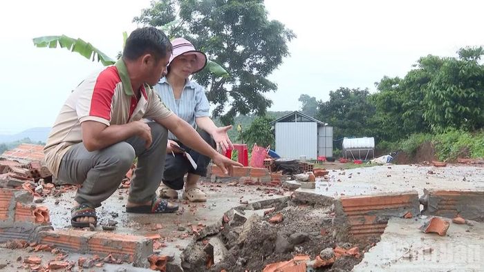Sụt lún đất làm hư hại nhiều tài sản, nhà cửa, cây trồng của nhân dân thôn Đắk Snao, xã Quảng Sơn.