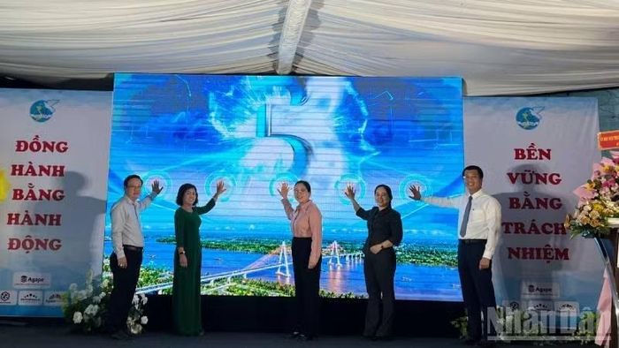 Đại biểu tham dự buổi lễ thực hiện nghi thức khởi động dự án "Phụ nữ khởi nghiệp không vốn". (Ảnh: HOÀNG TRUNG)
