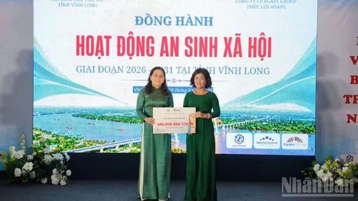 Đại diện doanh nghiệp trao bảng tượng trưng hỗ trợ công tác an sinh xã hội. (Ảnh: HOÀNG TRUNG)