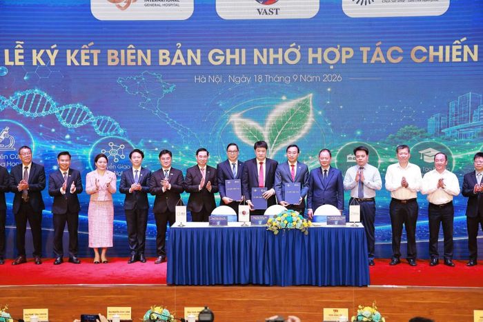 Đại diện lãnh đạo các đơn vị ký và chứng kiến ký ghi nhớ hợp tác. (Ảnh: XUÂN KỲ)