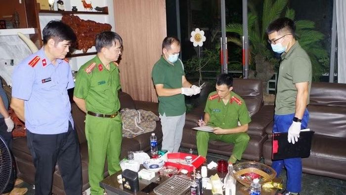Cơ quan chức năng khám xét và thu thập chứng cứ phạm tội. (Ảnh: Công an Ninh Bình cung cấp)
