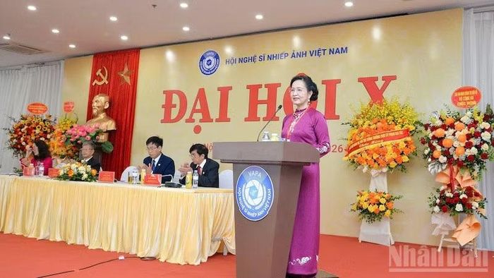 Chủ tịch Hội Nghệ sĩ nhiếp ảnh Việt Nam Trần Thị Thu Đông đọc diễn văn khai mạc Đại hội.
