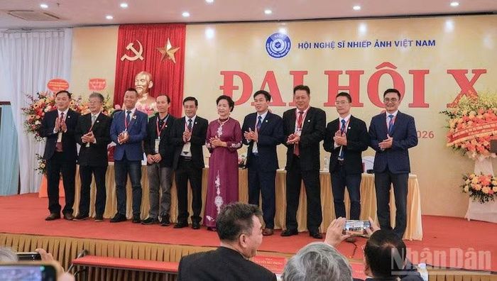 Các thành viên Ban Chấp hành khóa X Hội Nghệ sĩ nhiếp ảnh Việt Nam ra mắt.
