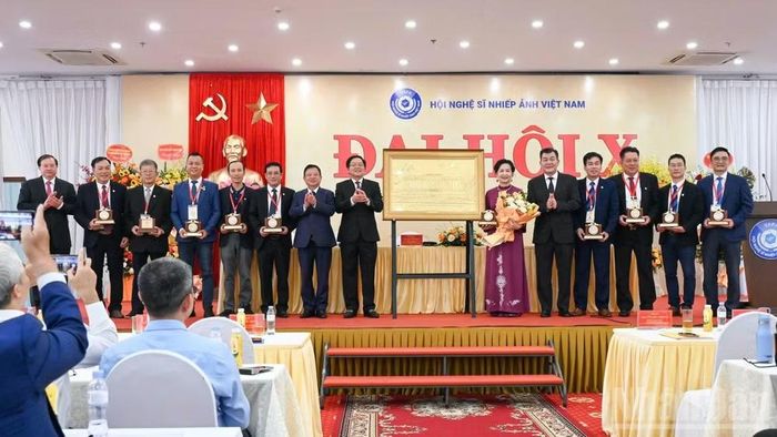 Phó Thủ tướng Chính phủ Hồ Quốc Dũng tặng hoa chúc mừng Ban Chấp hành khóa X Hội Nghệ sĩ nhiếp ảnh Việt Nam.