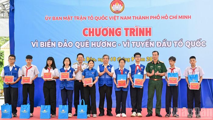 Đoàn công tác trao tặng học bổng cho học sinh trên địa bàn Côn Đảo.