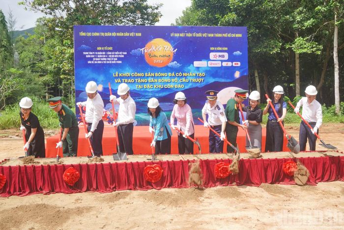 Lễ khởi công xây dựng sân bóng đá cỏ nhân tạo và trao tặng sân bóng rổ, cầu trượt dành cho thiếu nhi đặc khu Côn Đảo.