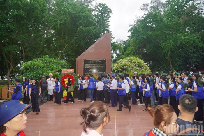 Đoàn công tác đã tổ chức dâng hoa, dâng hương tại Nghĩa trang Hàng Keo.