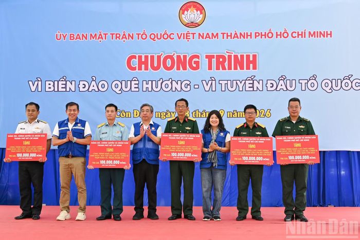 Đoàn công tác tặng kinh phí thực hiện các công trình nâng cao chất lượng sinh hoạt, học tập của cán bộ, chiến sĩ các đơn vị lực lượng vũ trang trên địa bàn Côn Đảo.