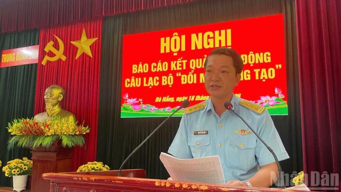 Thượng tá Nguyễn Văn Huy, Bí thư Đảng ủy, Chính ủy Trung đoàn Tên lửa 282 phát biểu chỉ đạo hội nghị. (Ảnh: THANH TỊNH)