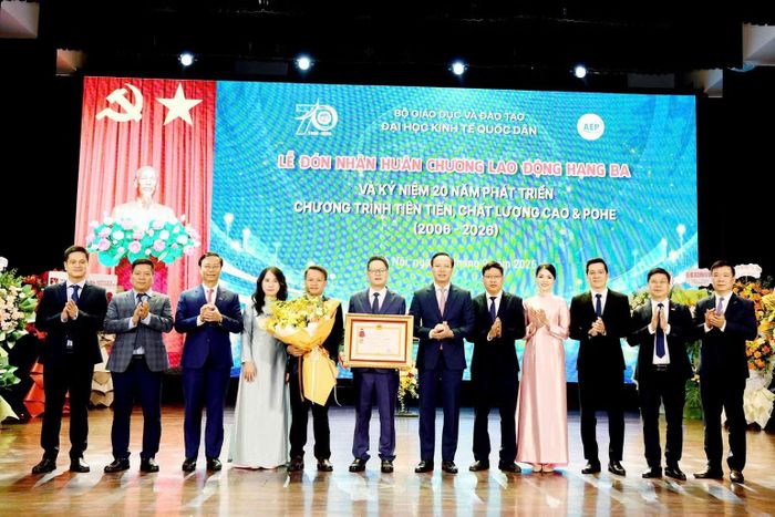  Thứ trưởng Giáo dục và Đào tạo Đoàn Trung Kiên cùng lãnh đạo Viện Đào tạo Tiên tiến, Chất lượng cao và POHE và Ban Giám đốc Đại học Kinh tế Quốc dân. (Ảnh: NEU) 