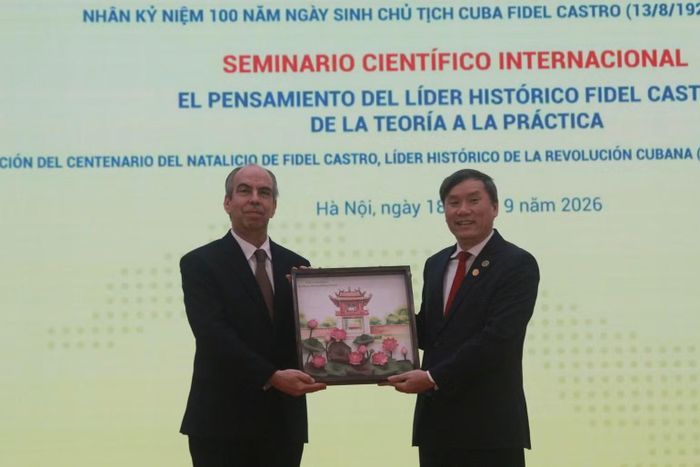 Giáo sư, Tiến sĩ Lê Văn Lợi, Ủy viên Trung ương Đảng, Chủ tịch Viện Hàn lâm Khoa học xã hội Việt Nam, tặng quà lưu niệm cho Đại sứ Cuba tại Việt Nam Rogelio Polanco Fuentes. (Ảnh: Viện Hàn lâm Khoa học xã hội Việt Nam)