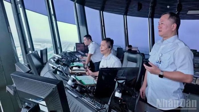 Kíp trưởng Hán Thanh Sơn (28 năm kinh nghiệm) cùng kíp điều hành chuyến bay chuyên cơ chở Nhà vua và Hoàng hậu Thái Lan hạ cánh an toàn tại Nội Bài ngày 14/9. (Ảnh: THÙY DUNG)