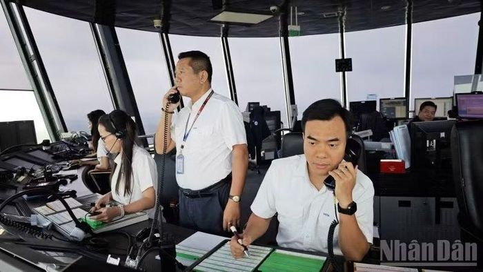 Kíp trưởng Bùi Khắc Vinh cùng kíp điều hành trong ca trực phục vụ chuyến bay chuyên cơ đưa Nhà vua và Hoàng hậu Thái Lan rời Việt Nam ngày 16/9. (Ảnh: THÙY DUNG)