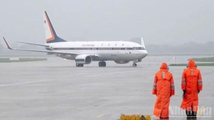 Chuyên cơ chở Nhà vua và Hoàng hậu Thái Lan hạ cánh tại Nội Bài trong điều kiện thời tiết mưa ngày 14/9, đặt ra yêu cầu cao về công tác điều hành, bảo đảm an toàn bay. (Ảnh: THÙY DUNG)