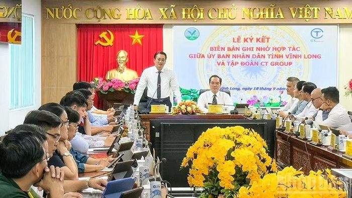 Phó Chủ tịch Ủy ban nhân dân tỉnh Vĩnh Long Nguyễn Quỳnh Thiện phát biểu tại lễ ký kết. (Ảnh: BÁ DŨNG)