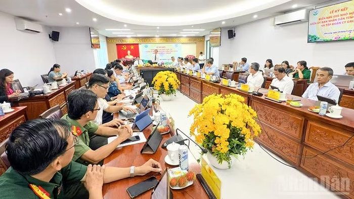 Quang cảnh lễ ký kết. (Ảnh: BÁ DŨNG)