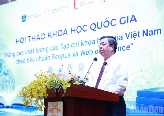 Tiến sĩ Vũ Trọng Lâm, Giám đốc-Tổng Biên tập Nhà xuất bản Chính trị quốc gia Sự thật phát biểu dẫn đề Hội thảo. (Ảnh: Khánh Lan)