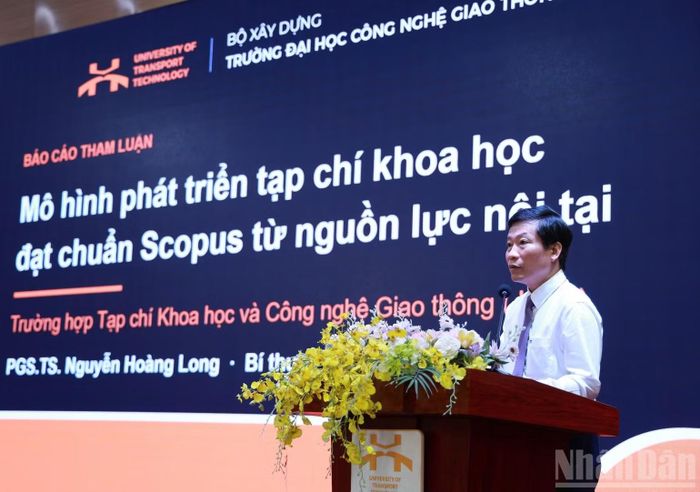 Phó Giáo sư, Tiến sĩ Nguyễn Hoàng Long, Hiệu trưởng Trường đại học Công nghệ Giao thông vận tải trình bày tại Hội thảo. (Ảnh: Khánh Lan)