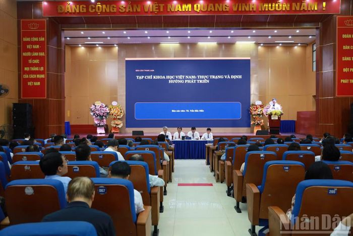 Gần 300 đại biểu đến từ các trường đại học, viện nghiên cứu, các tạp chí khoa học cùng đông đảo các nhà khoa học, chuyên gia, giảng viên, nhà quản lý và những người làm công tác biên tập, xuất bản tạp chí. (Ảnh: Khánh Lan)