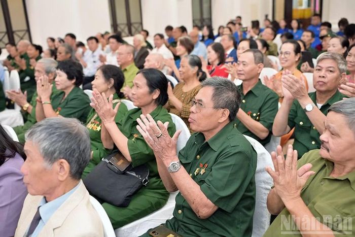 Đông đảo cựu cán bộ, chiến sĩ thanh niên xung phong Hà Nội tới dự chương trình. (Ảnh: LINH PHAN)