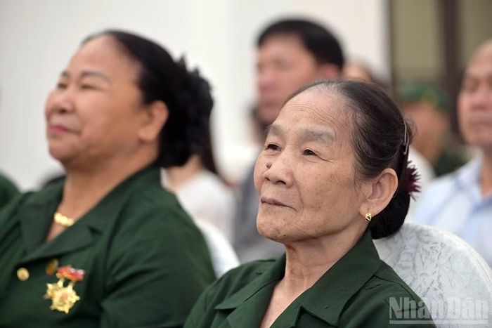 Nhiều người không giấu được xúc động khi được nhìn thấy những hình ảnh gợi nhớ một thời hào hùng phá đá, mở đường tại mảnh đất cách xa Thủ đô tới 1.600km. (Ảnh: LINH PHAN)