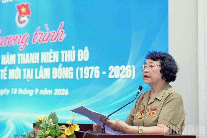 Đồng chí Nguyễn Thị Mão ôn lại những ngày tháng hoa lửa của thanh niên xung phong Thủ đô. (Ảnh: LINH PHAN)